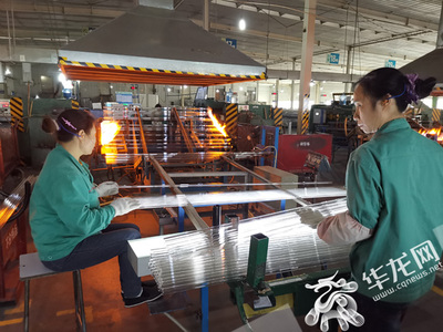 【新春走基层】这家年产70亿只玻璃管的企业春节仍在生产 做好防护保安全